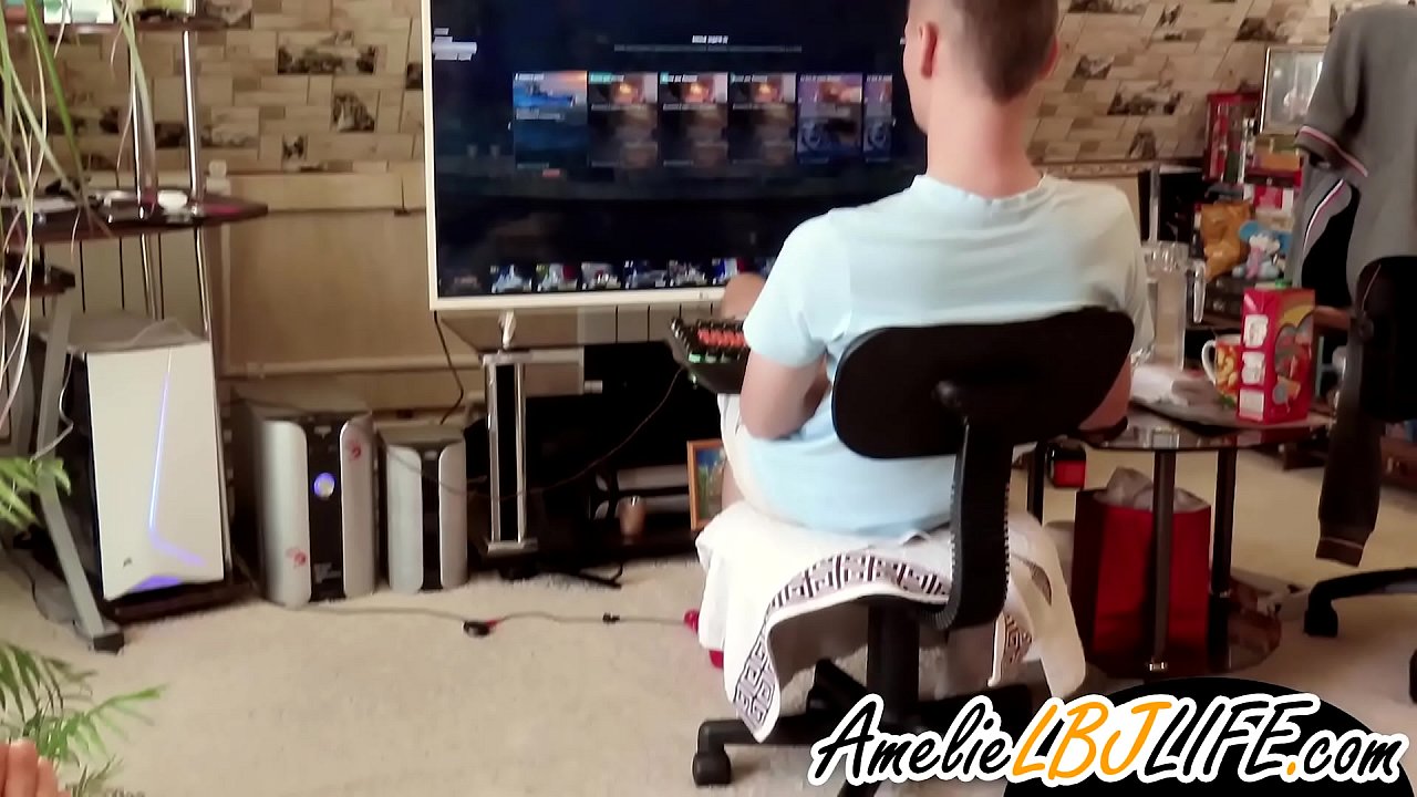 Nighean a’ masturbates le dèideag feise airson bràmair airson geamannan coimpiutair a chluich