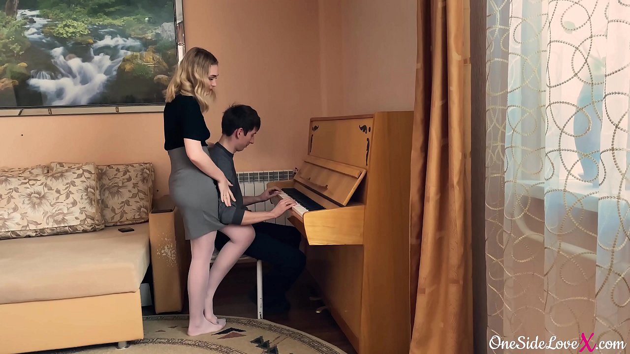 Piano tidsear sucked a h-oileanach dick deep agus fucked him.