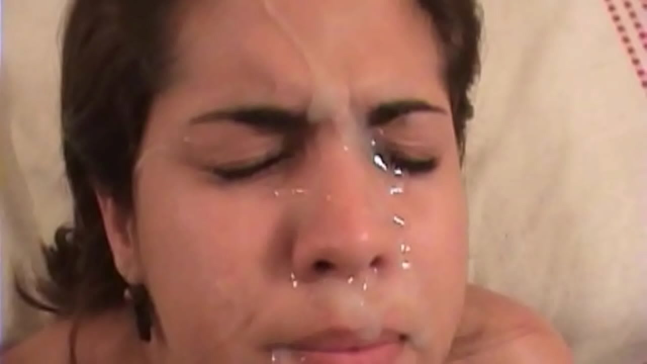 Tha gnè garbh aig brunette Laideann àlainn