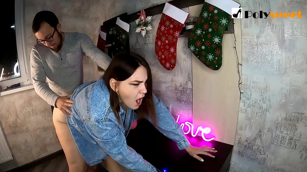 Chòrd an duine ri fucking nighean bhòidheach le ponytail san asal le a bheul agus dick