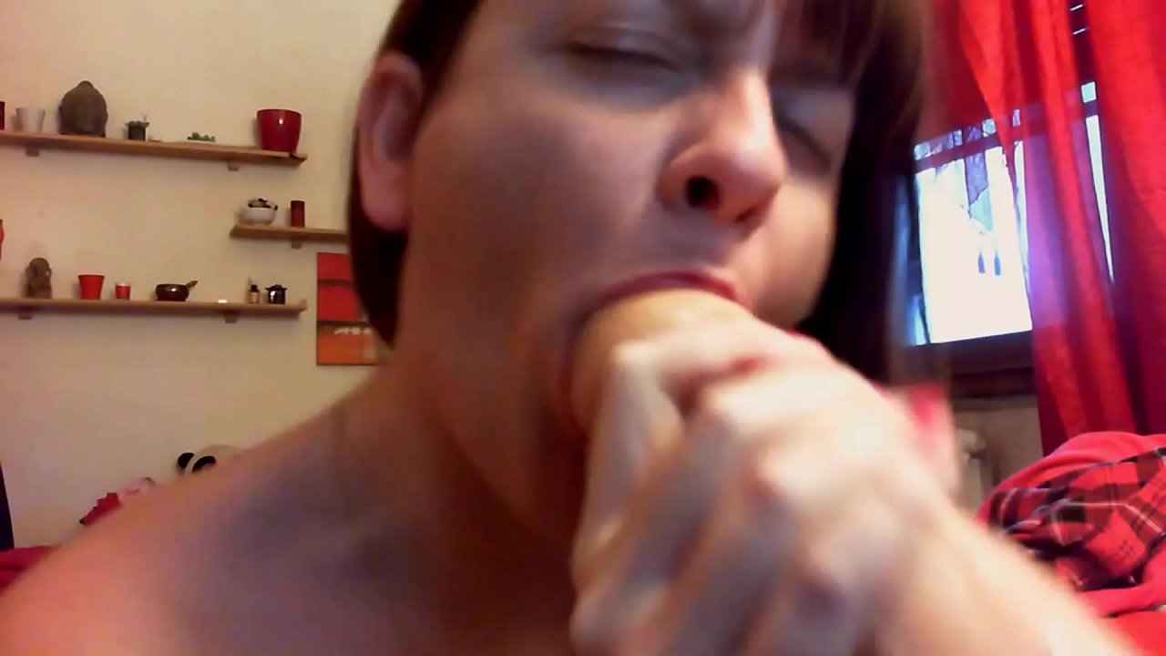 Orgasm sgoinneil dha do phiuthar salach, fosgail do bheul agus òl e uile